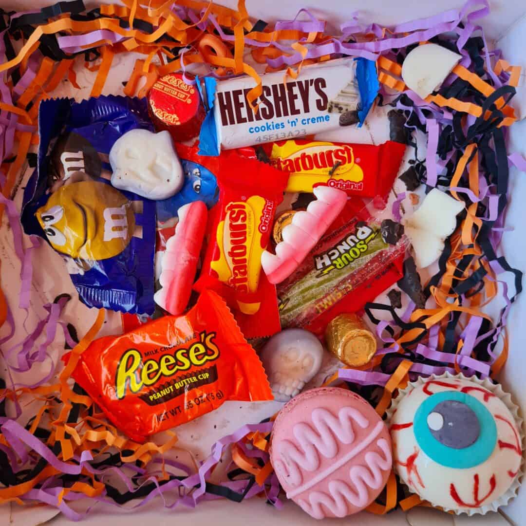 Reese's, Hershey's y Dulces en caja decorada con confeti de colores, ideal para regalos o celebracio.