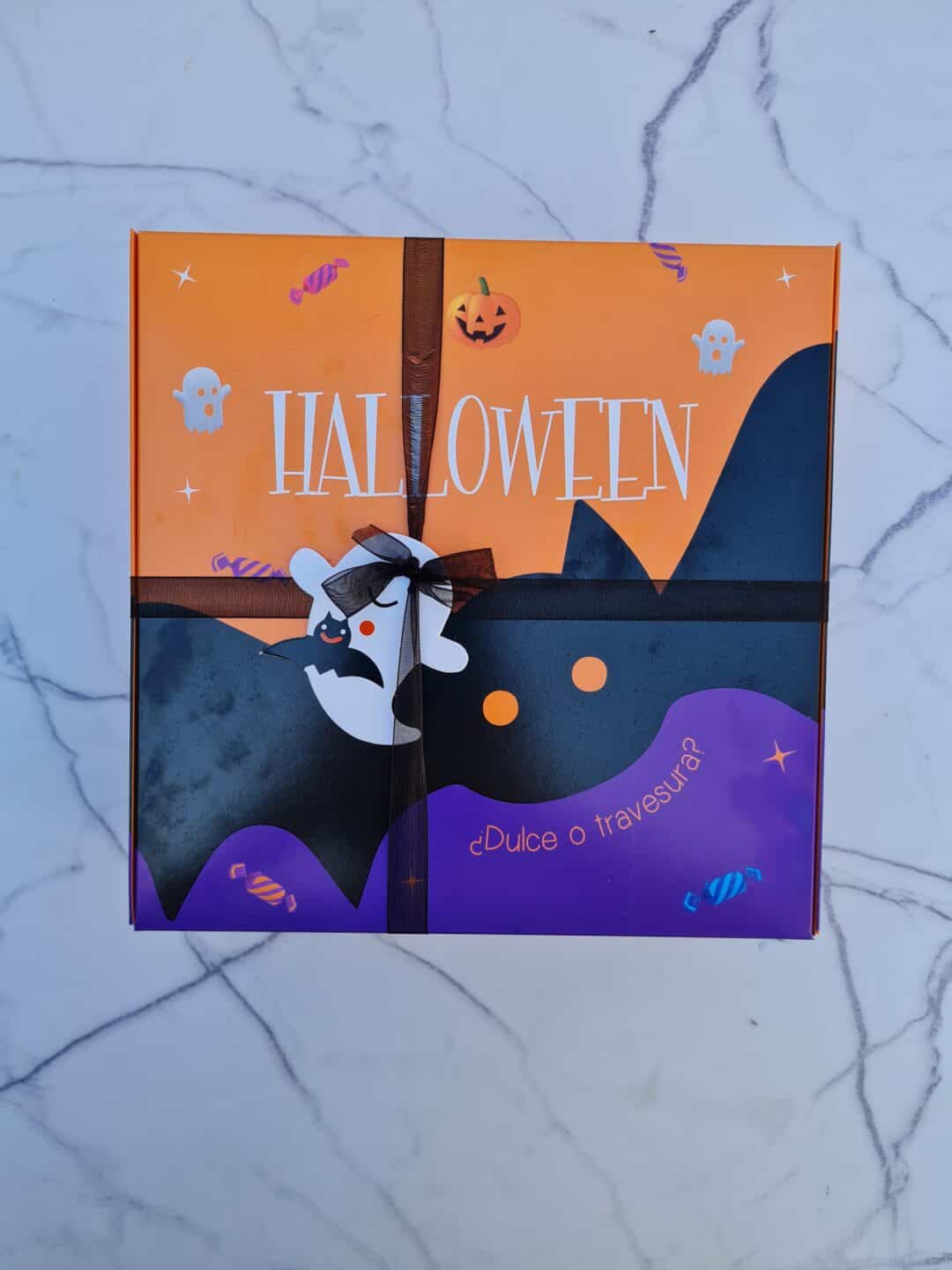 Caja de regalo con temática de Halloween y decoraciones festivas.