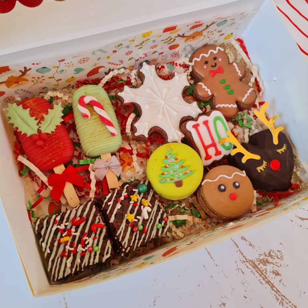Árbol de Navidad de galletas y dulces en caja de regalo.