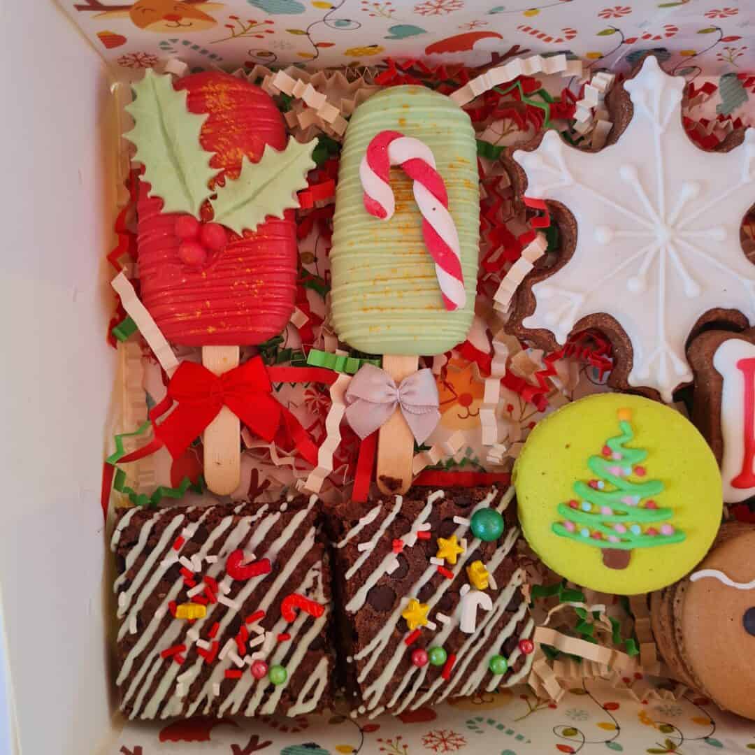 Árbol de Navidad de galletas y dulces con decoraciones festivas.
