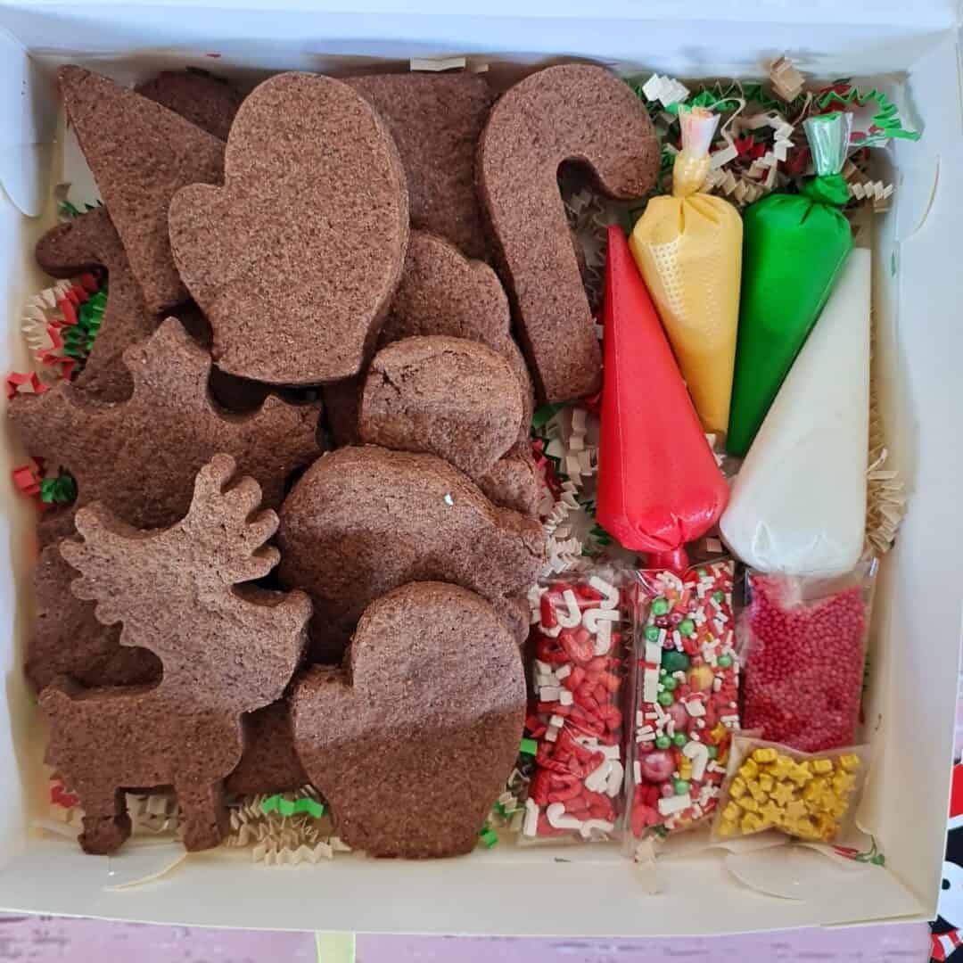 Decoraciones navideñas para galletas con moldes de reno y números en tonos marrón.