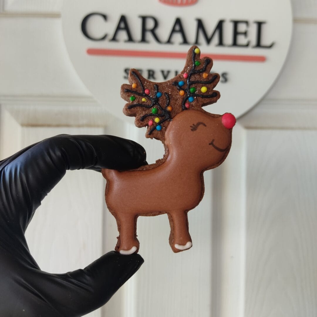 Árbol de Navidad de galleta con chocolate y decoraciones coloridas, ideal para la temporada navideña.