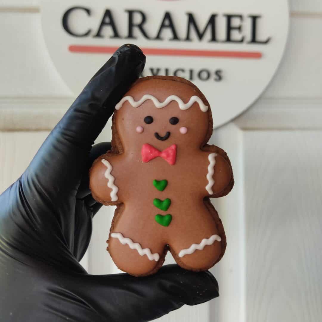 Galleta navideña en forma de hombre de jengibre decorada con glaseado y detalles coloridos.