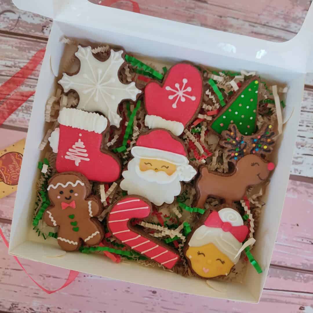 Caja con 9 galletas decoradas navideñas en caja blanca.