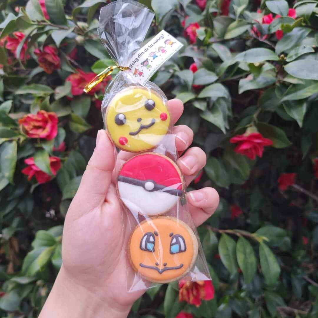 Galletas decoradas con personajes de Pokémon y Halloween en envoltorio transparente.