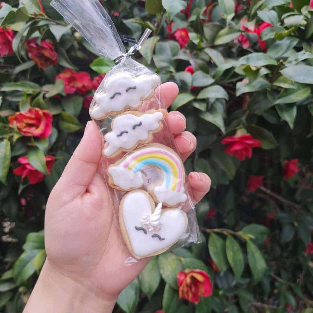 Galletas decoradas con nubes, arcoíris y corazones, ideales para regalar o decorar.
