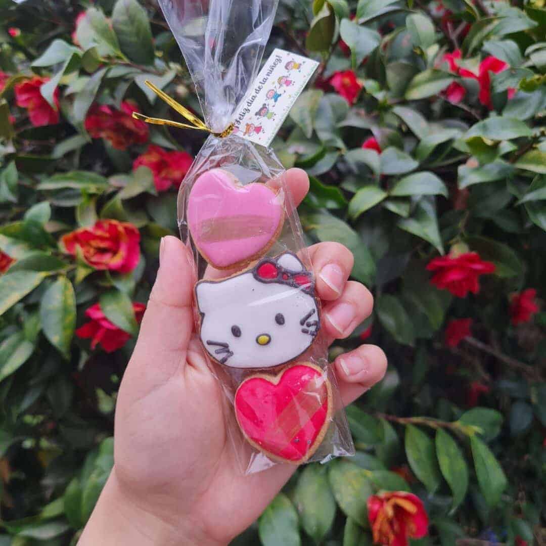 Galletas decoradas con temática de Hello Kitty y corazones, ideales para regalar o decorar.