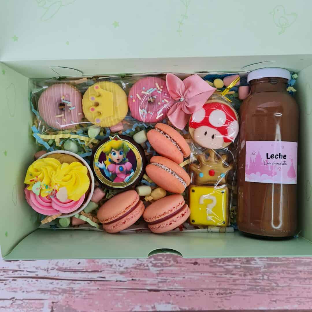 Caja con dulces y una botella de leche para el Día de la Niñez.