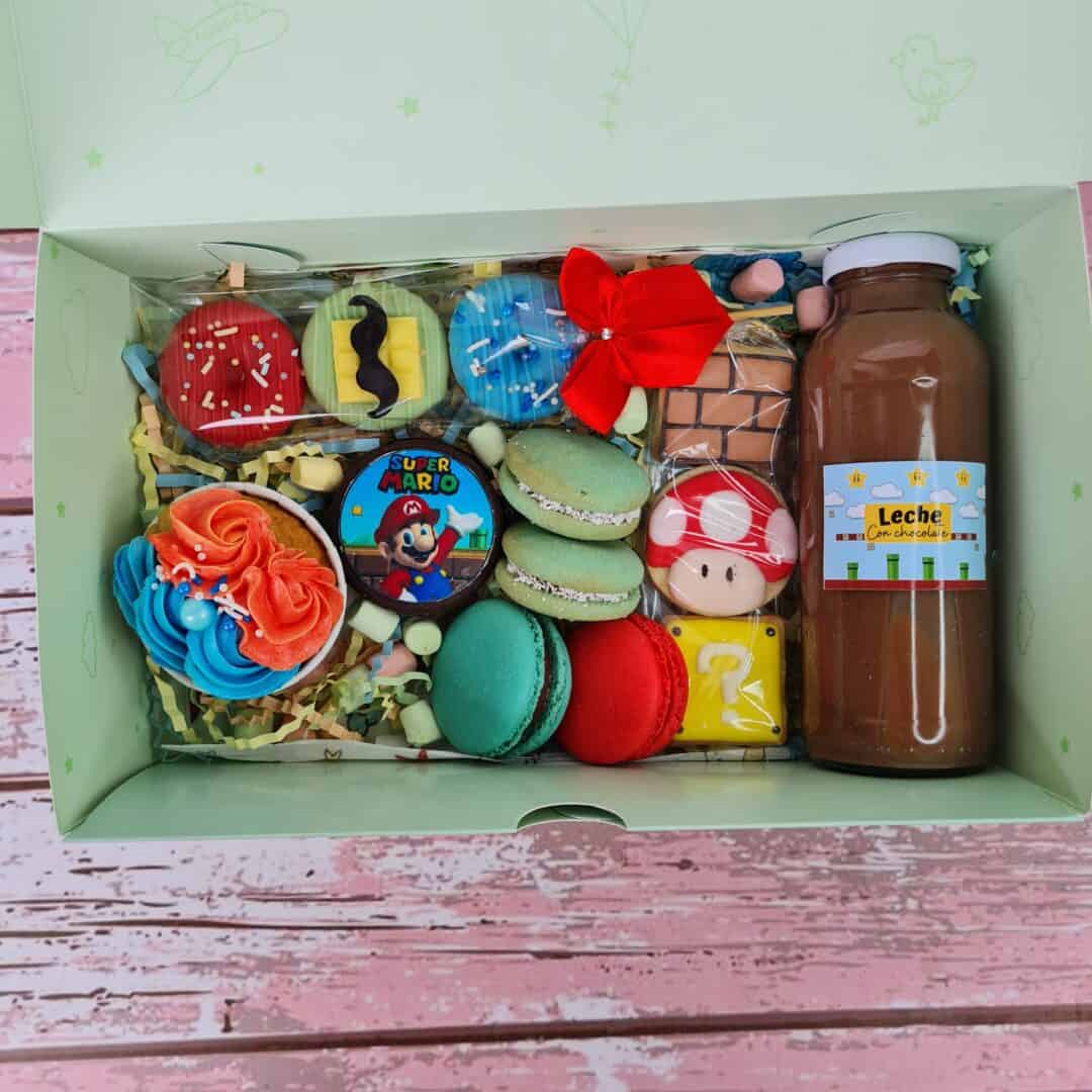 Caja con dulces y chocolates temáticos para el Día de la Niñez.