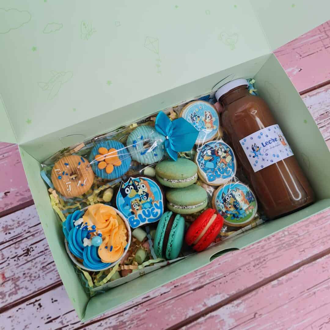 Banda de galletas y macarons con temática de "Box N°2 día de la niñez" en caja decorativa.