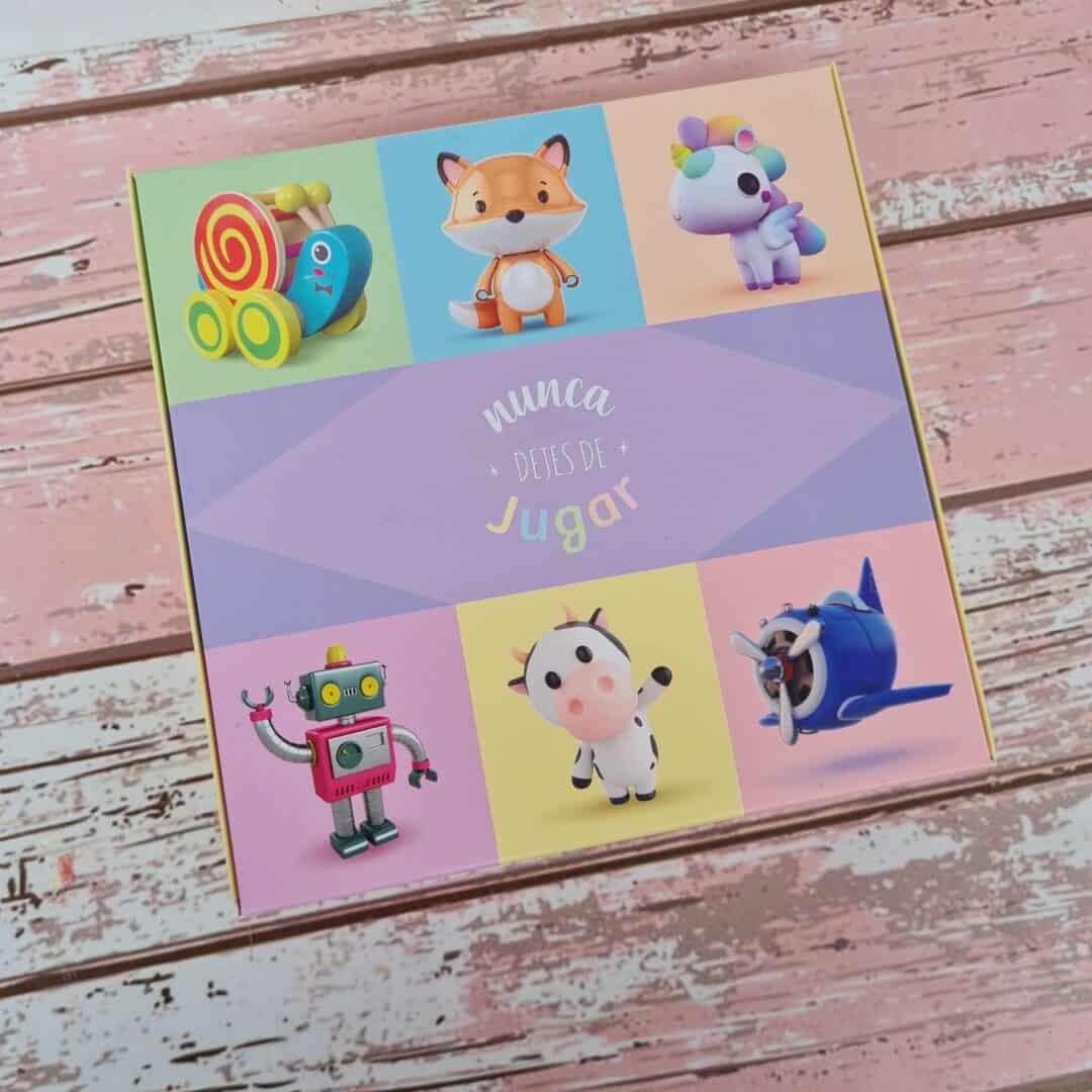 Lámina con personajes de juguetes y animales en colores pastel para celebrar el día de la niñez.