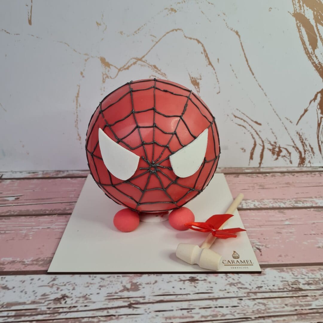 Lámpara de pastel de Spider-Man con diseño de cabeza de Spider-Man y telaraña en la superficie.