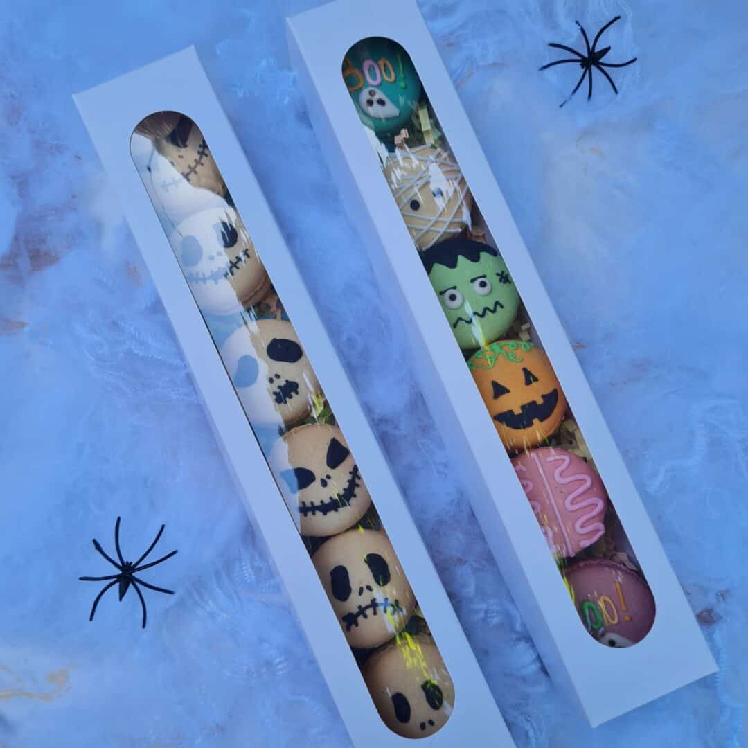 Calaveras y calabazas de chocolate en caja para Halloween.