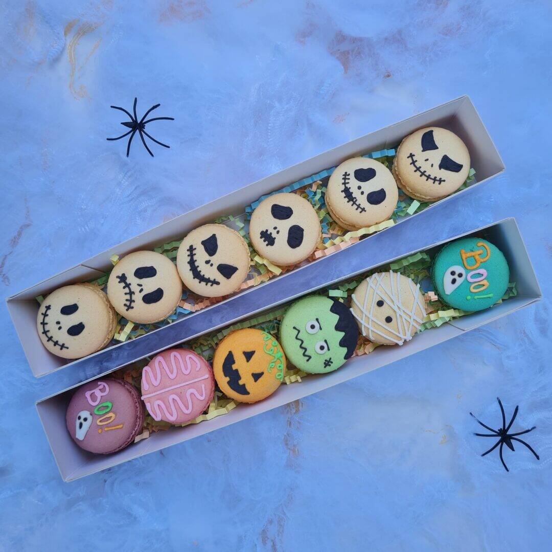 Muñecos de galleta con temática de Halloween en caja decorativa.