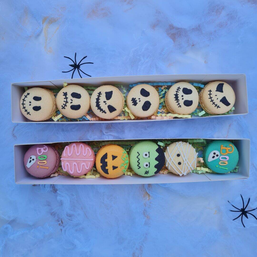 Macarons decorados con calaveras y Halloween en caja de pastelitos.
