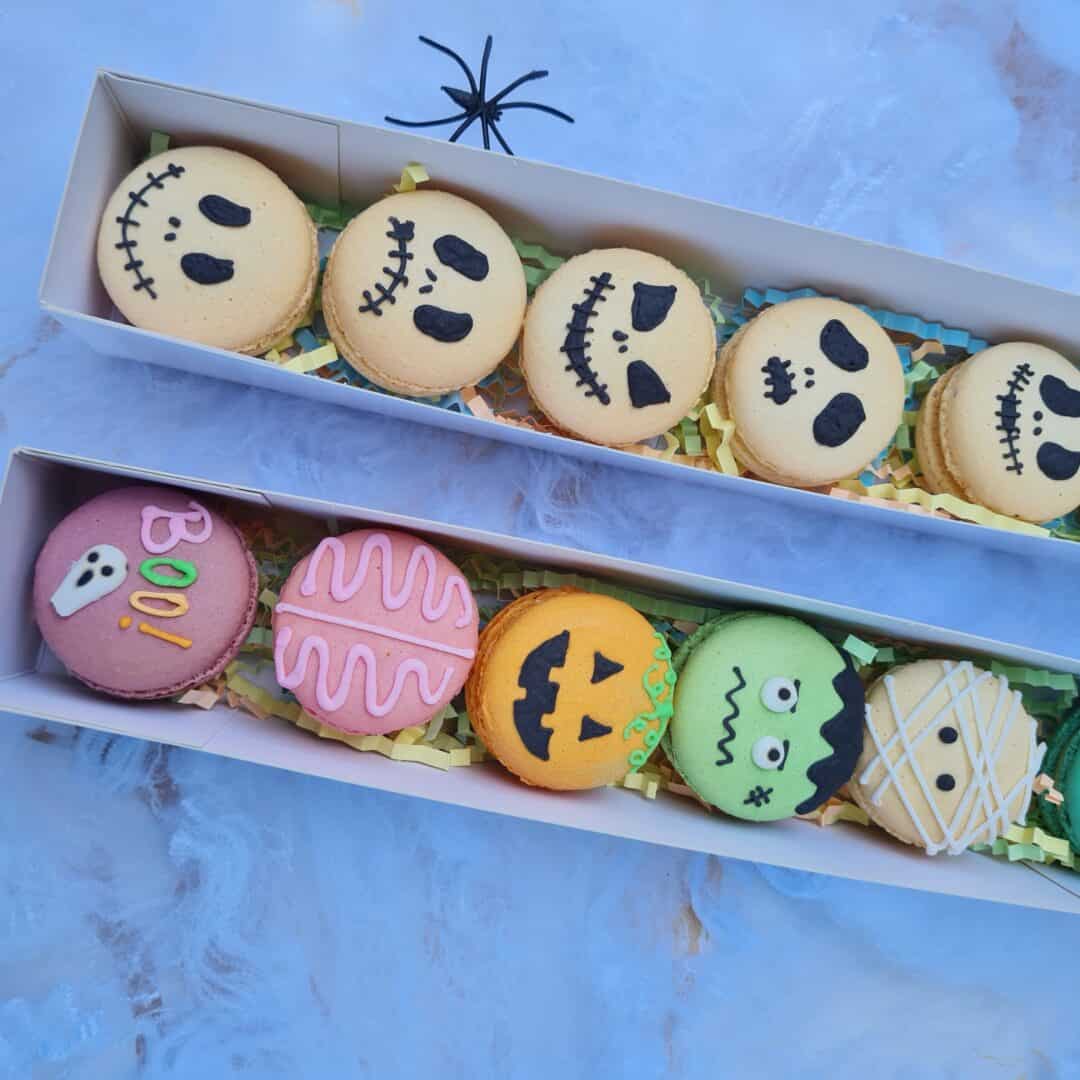 Muñecos de galleta decorados con temática de Halloween en caja de cartón.