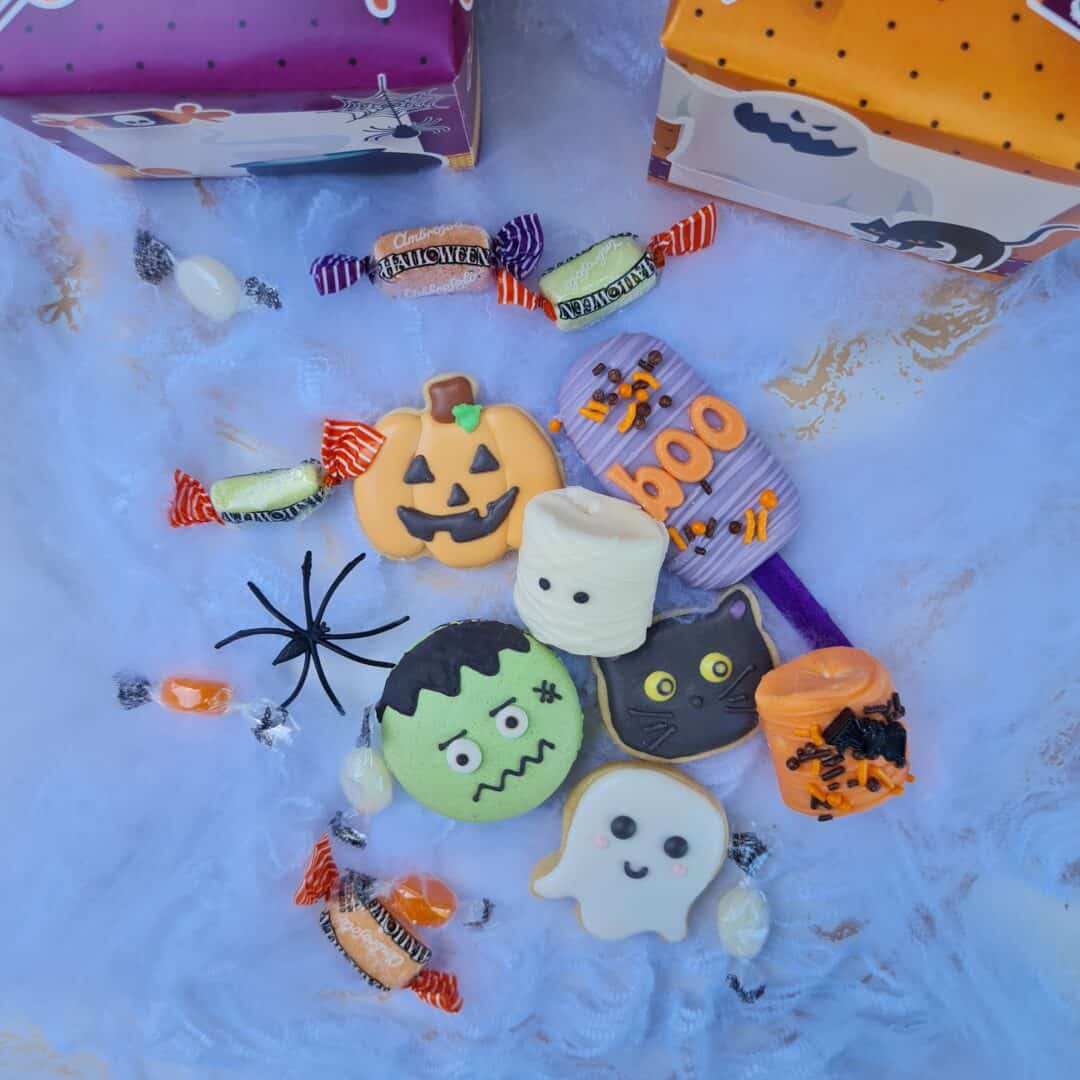 Galletas y dulces de Halloween con temática espeluznante y decoraciones festivas.