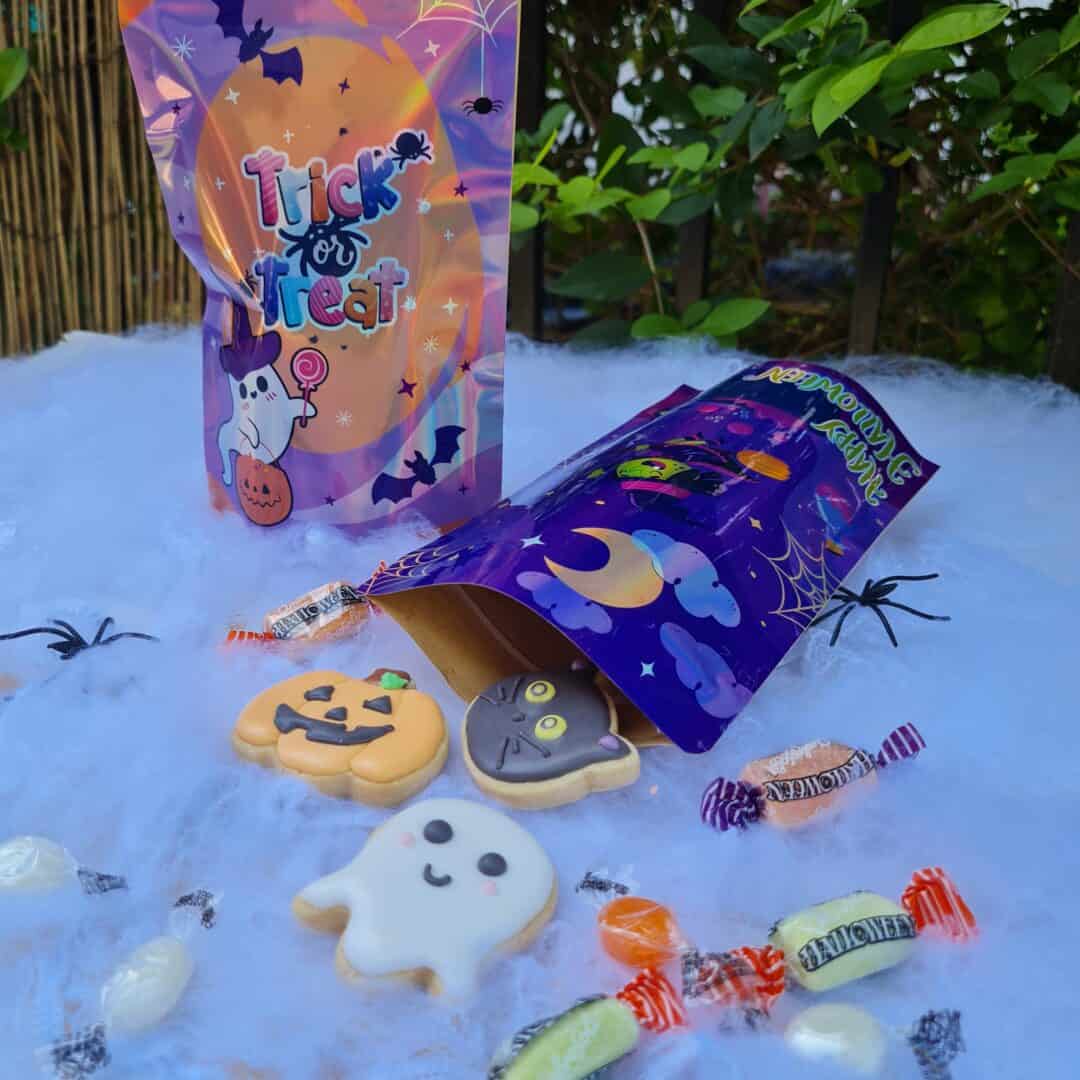 Día de Halloween con dulces y galletas temáticas en un ambiente festivo y decorado con fantasmas y c.