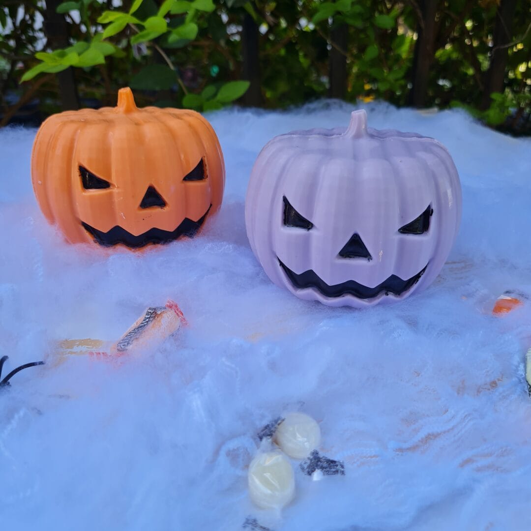 Lámparas de calabaza de Halloween en decoración de otoño.