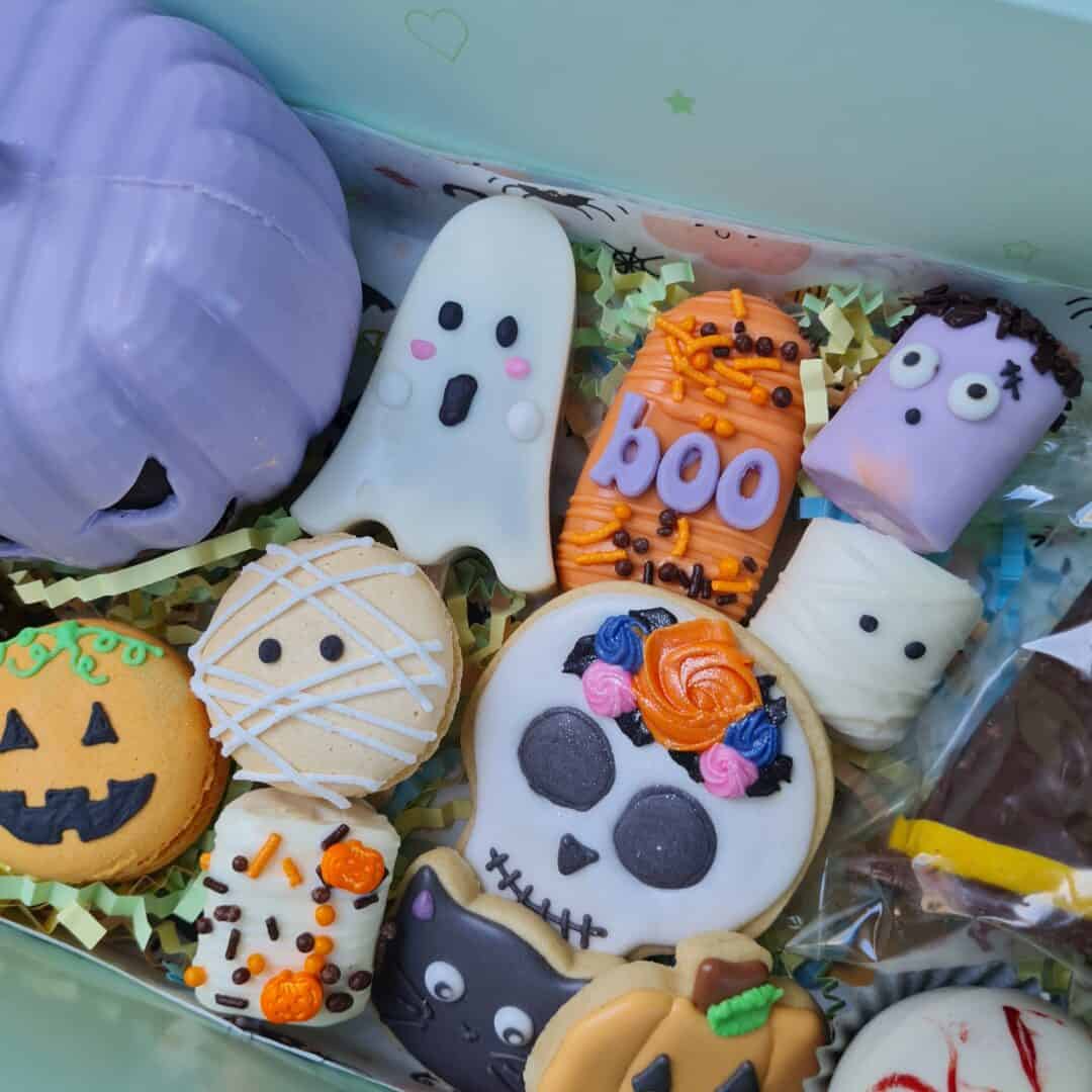 Galletas decoradas con temática de Halloween y personajes espeluznantes y divertidos.
