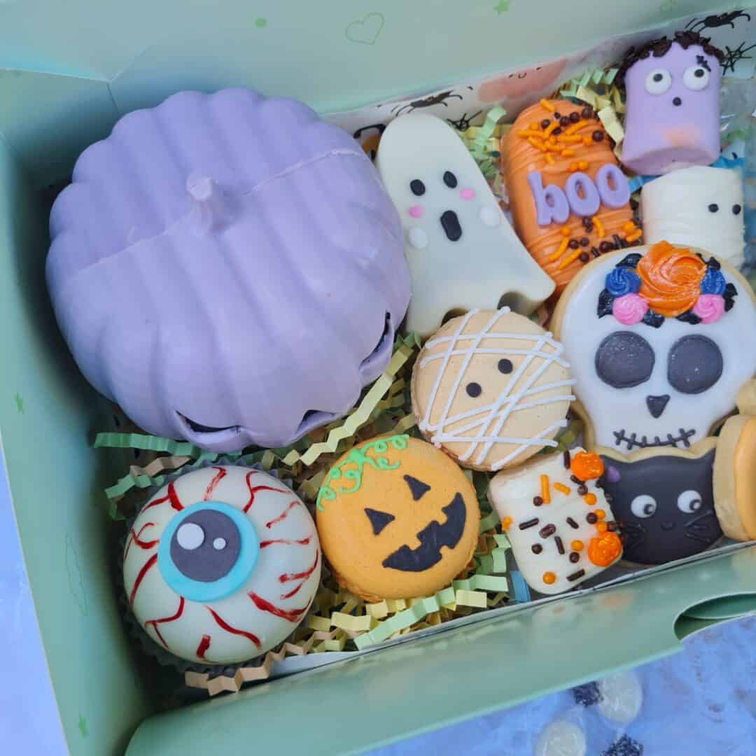 Calabaza de Halloween decorada con glaseado morado y detalles en colores pastel.