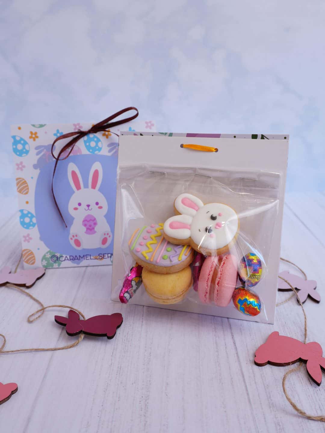 Box de Pascua con minigalletas, minimacarons y huevitos de chocolate en presentación de regalo.