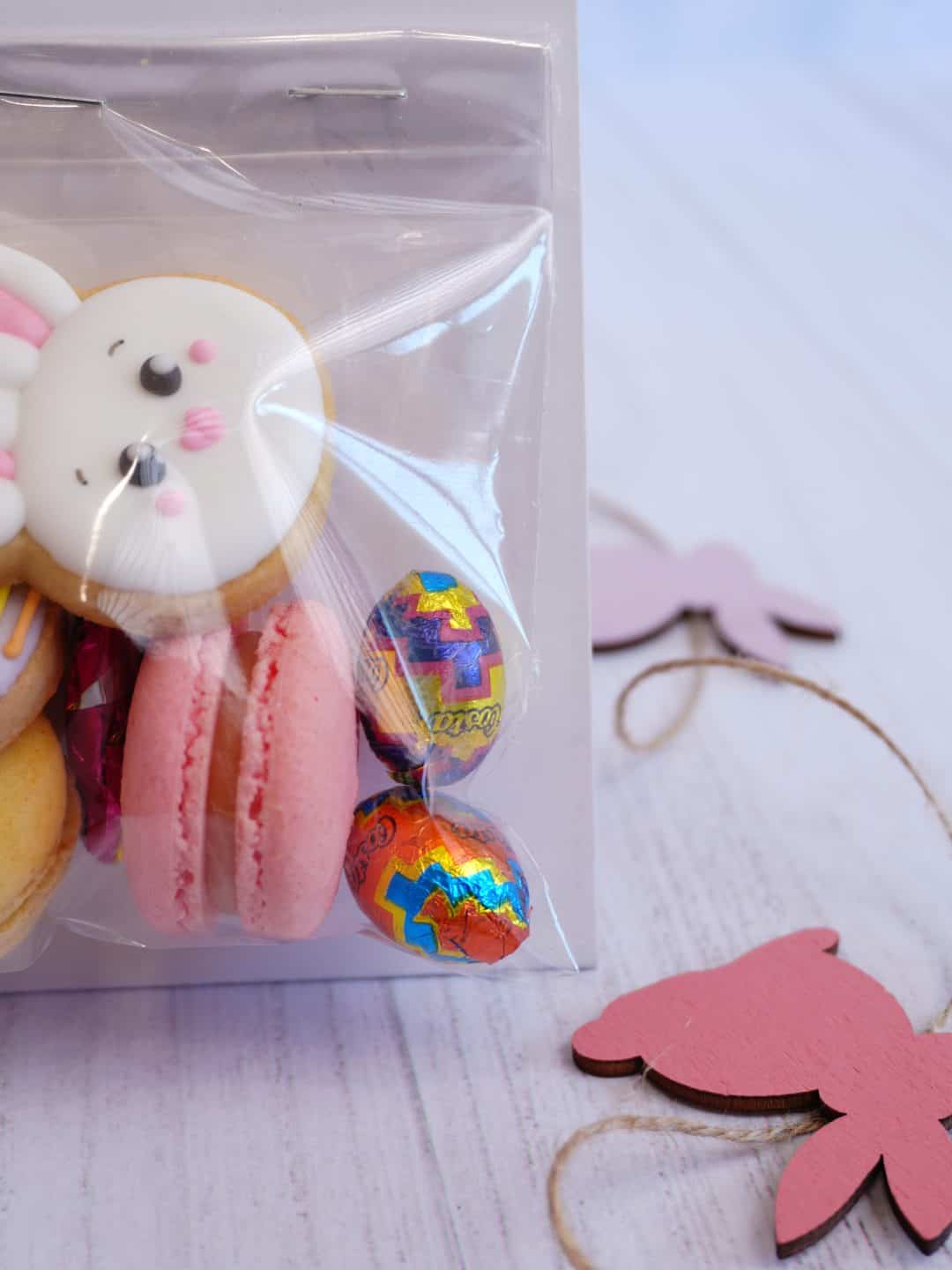 Galletas decoradas de Pascua en bolsa transparente con conejito y huevos de colores.