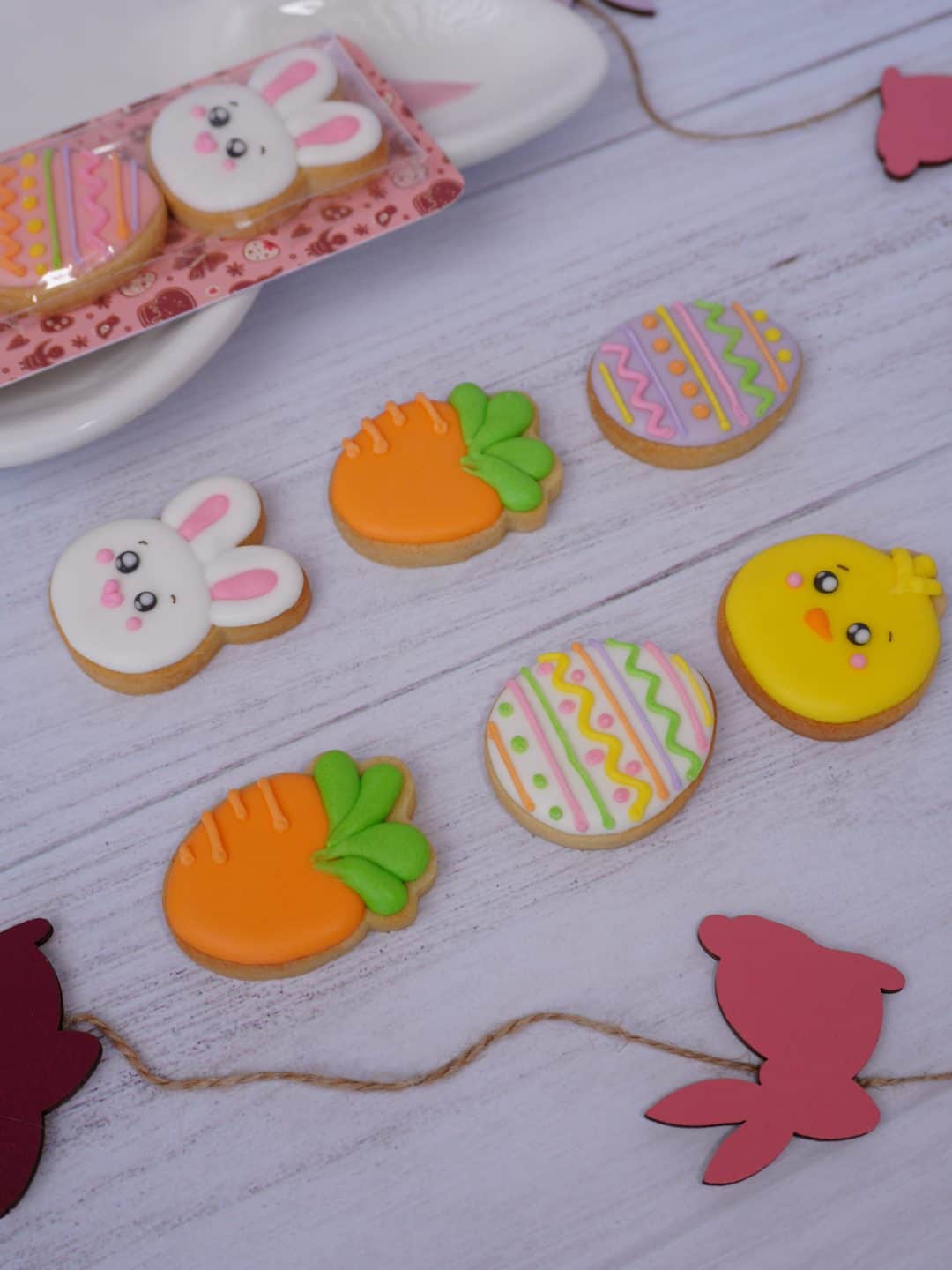 Galletas decoradas de Pascua con conejitos, huevos y zanahorias en colores pastel.