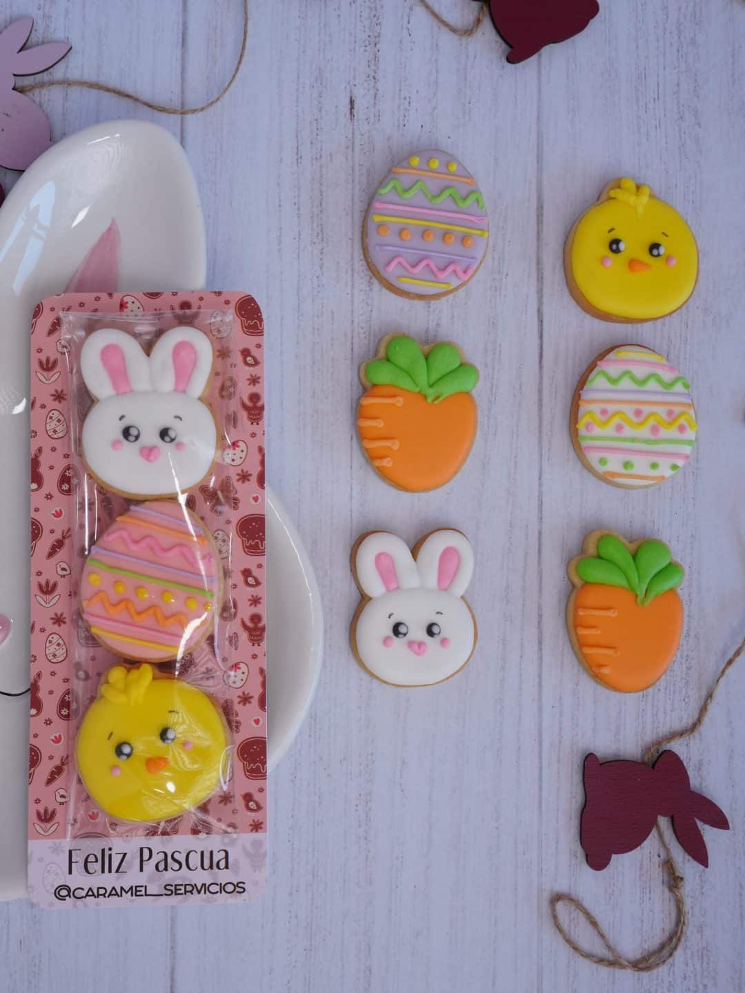 Biscochos decorados de Pascua en colores pastel y formas de conejos, huevos y zanahorias.