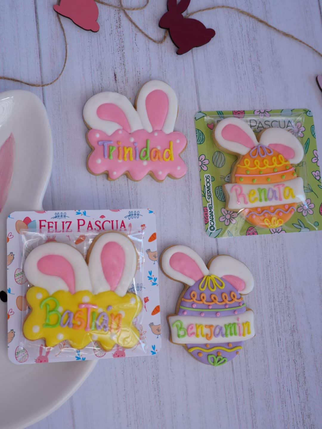 Cookiecard XL de Pascua personalizada con nombre en diseños de conejo y huevo decorado.