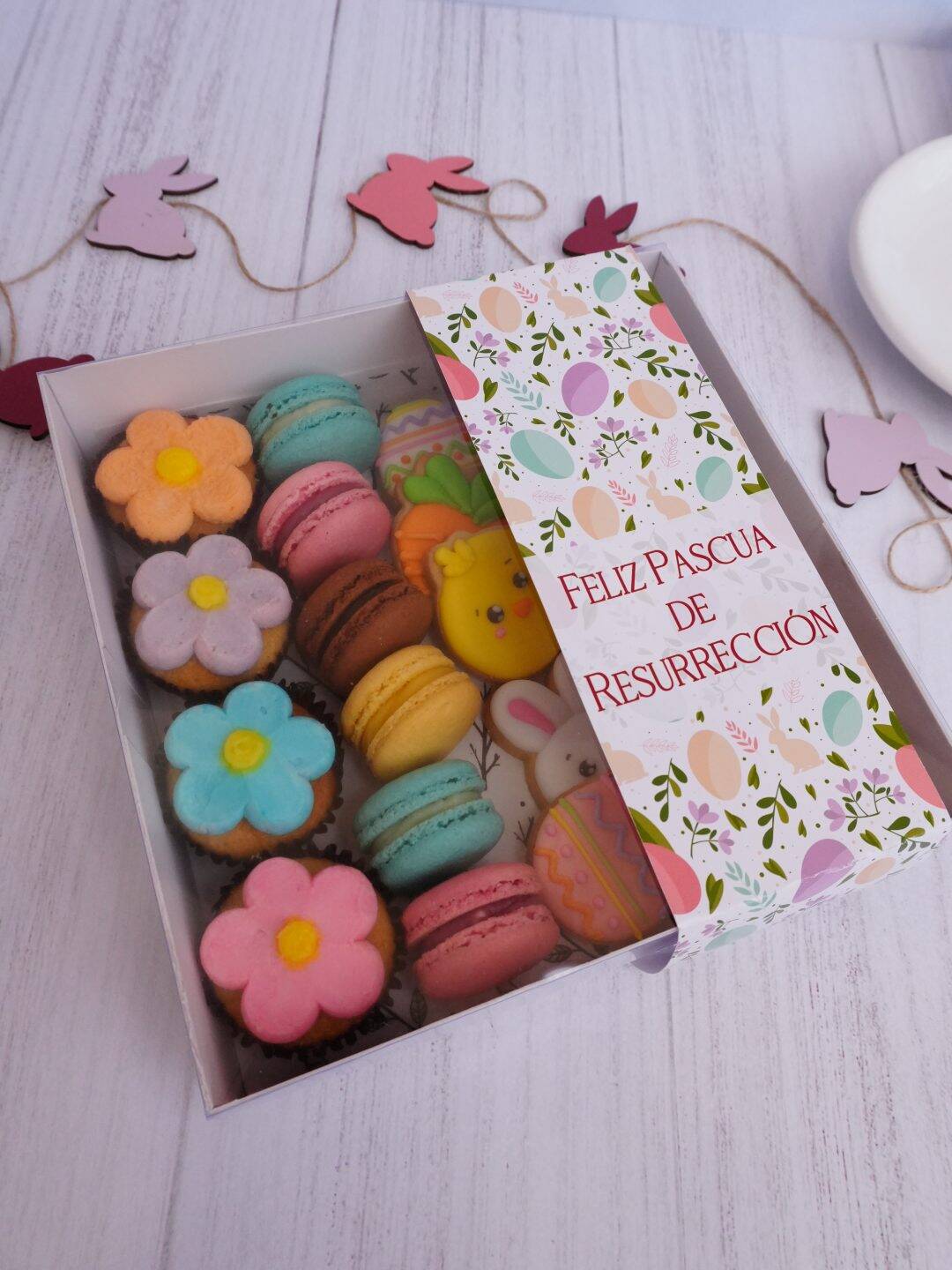 Pastelería online Caramel Servicios: Galletas decoradas de Pascua en caja con mensaje de Resurrecció.