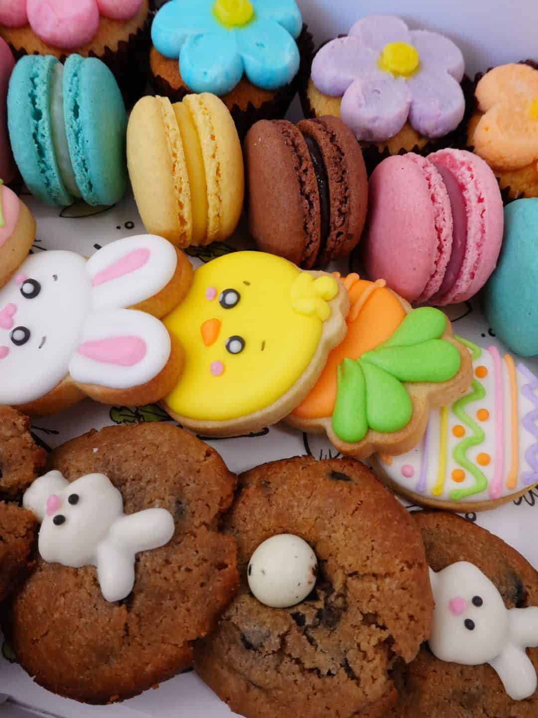 Macarons y galletas decoradas con temática de Pascua, en colores pastel y formas divertidas.
